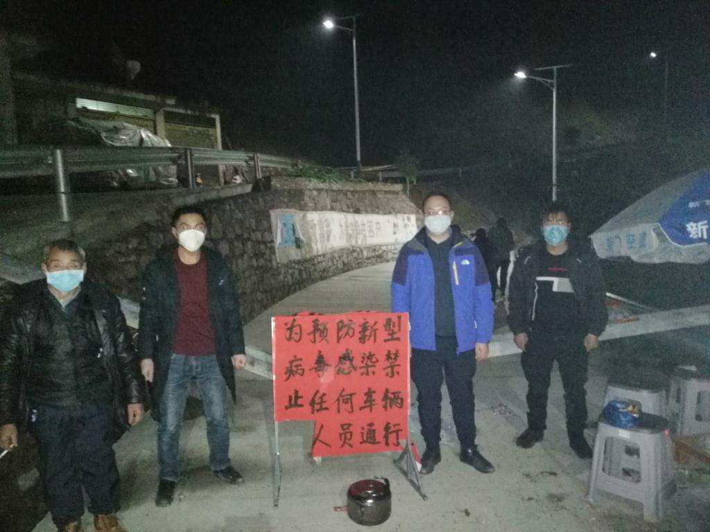 章蜂同志 (右二) 在夜间值班