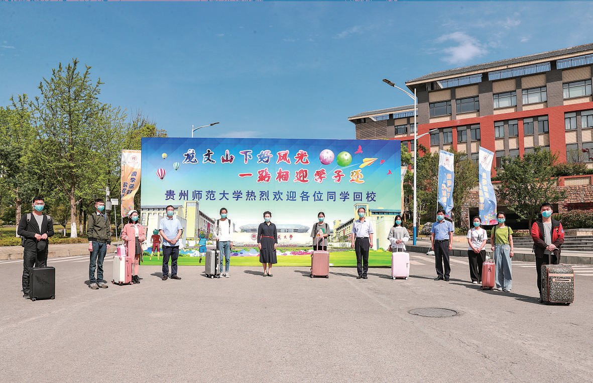 (校领导与返校学生合影)