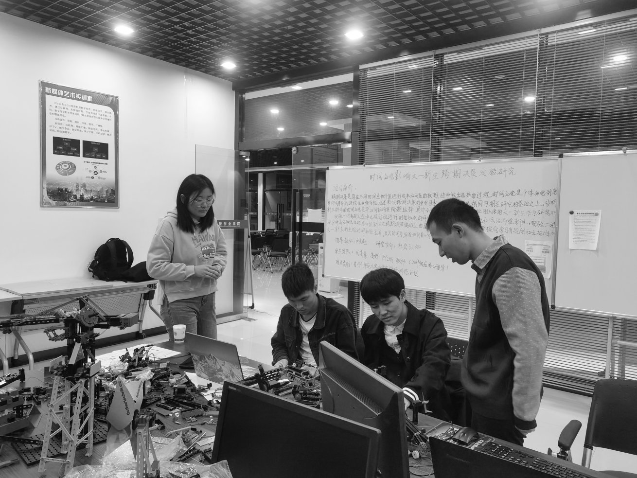 队员们合作编写作品运动的运行代码 队员们合作编写作品运动的运行代码